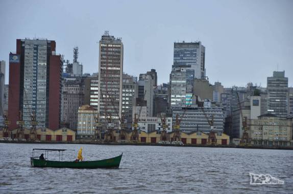 A skyline de Porto Alegre, a capital do Rio Grande do Sul, vista do lago Guaíba